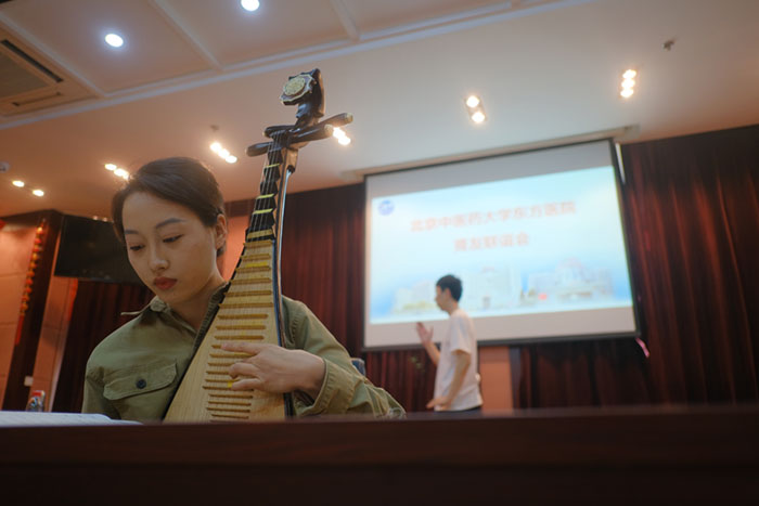 护士杨寓斐民乐演奏.jpg