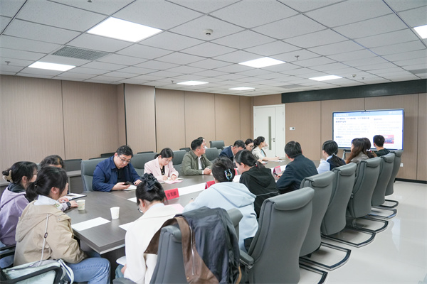 2 张少辉副处长介绍二临教育教学及毕业生情况.JPG