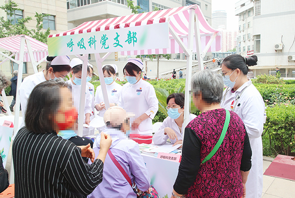 呼吸热病科党支部义诊.jpg